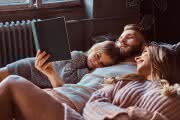 Familie_vorlesen_im_Bett