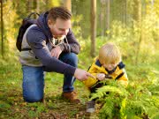 Kinder im Wald