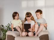 Medienerziehung in der Familie. Kindergruppe am Tablet