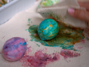 Mom Hacks Osterbasteln mit Kindern - Ostereier färben mit Rasierschaum