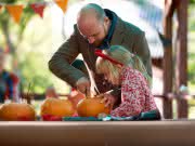 Einen Halloween-Kürbis schnitzen mit Kindern - so geht's