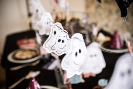 Halloween Deko selber machen - lade dir unsere kostenlose Bastelvorlage für Gespenster-Aufhänger herunter