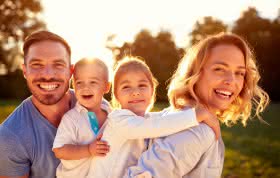 Familie Kinder Huckepack