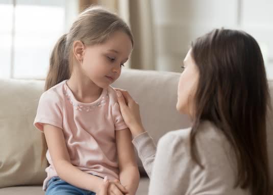 Mutter tröstet Tochter