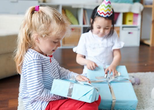 Kindergeburtstag-Geschenk-auspacken