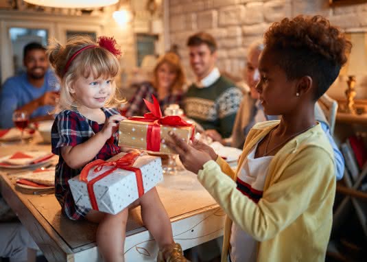 Kinder mit Geschenken