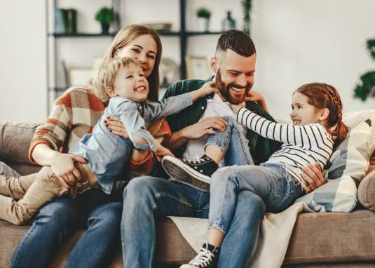 Familie auf dem Sofa