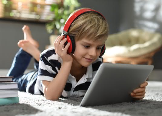 Thomas Feibel Lesen im Digitalzeitalter Junge mit Laptop
