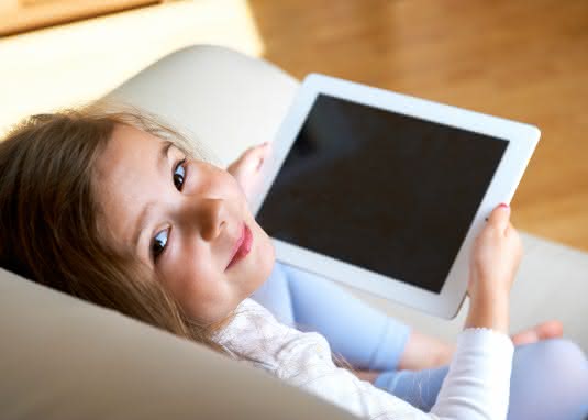 Thomas Feibel Lesen im Digitalzeitalter Mädchen mit Tablet