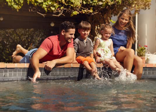 Familie am Pool