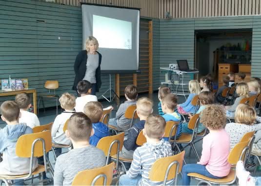 Barbara Rose Lesung vor Schulklasse