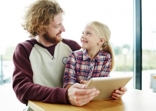 Medienkompetenz vermitteln. Vater mit Tochter am Tablet