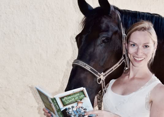 Sabrina J. Kirschner mit Kinderbuch und Pferd