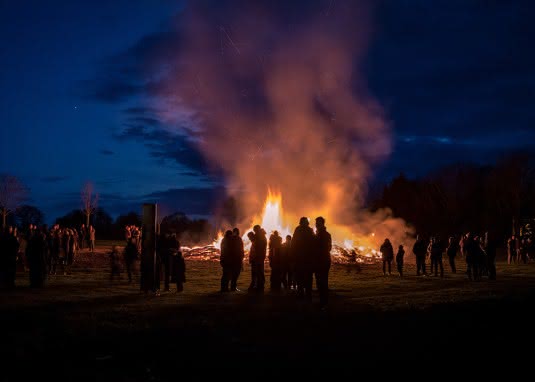 Osterfeuer und andere Osterbräuche weltweit