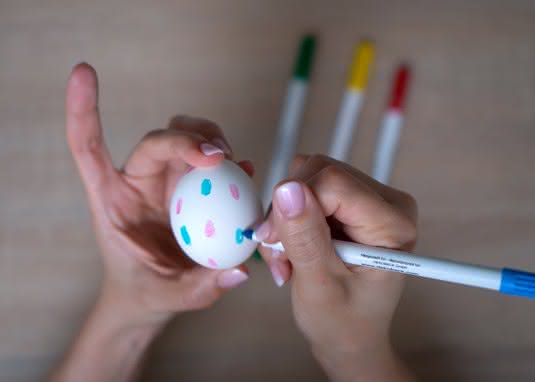 Mom Hacks für das Osterbasteln mit Kindern - Eier bemalen