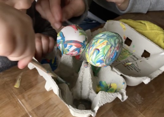 Mom Hacks für das Osterbasteln mit Kindern: eine Halterung zum Eierfärben 
