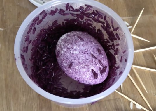 Mom Hacks für das Osterbasteln mit Kindern: Eier färben mit Reis
