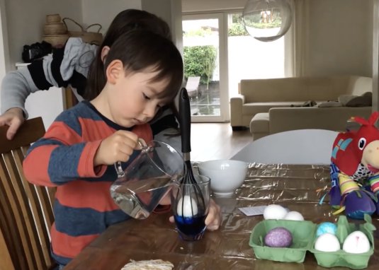 Mom Hacks für das Osterbasteln mit Kindern: Eier färben mit dem Schneebesen-Trick