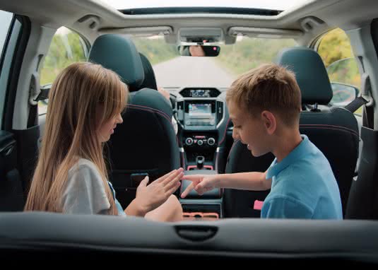 Kinder beschäftigen: Autofahrten-Spiele und Reisespiele bei Familienreisen