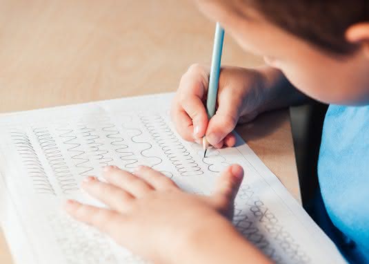 stifthaltung-schreibschrift-ueben