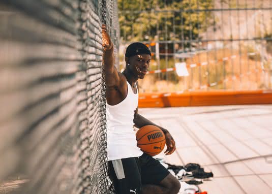 Basketballstar Dennis Schröder auf dem Spielfeld 