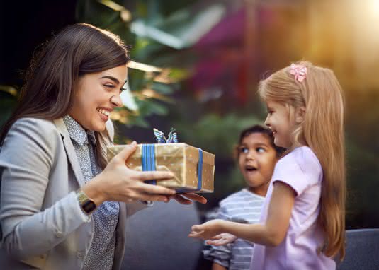 Abschiedsgeschenke zum Kita-Abschied: Ideen für das Abschiedsgeschenk für Erzieherin, Erzieher und Kita-Kind